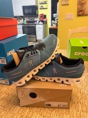 On Cloud CLOUD 5 sz 8m/ 9.5 w new in box !!